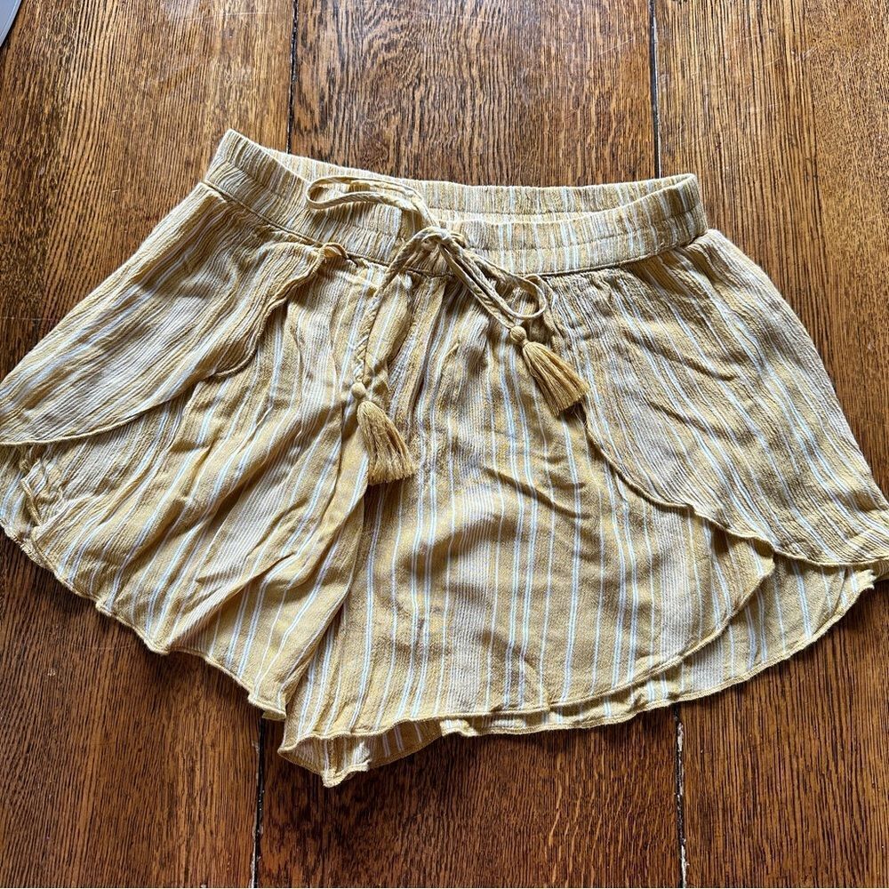 American Eagle High Rise Yellow Gold and White Striped Flowy Shorts size  M